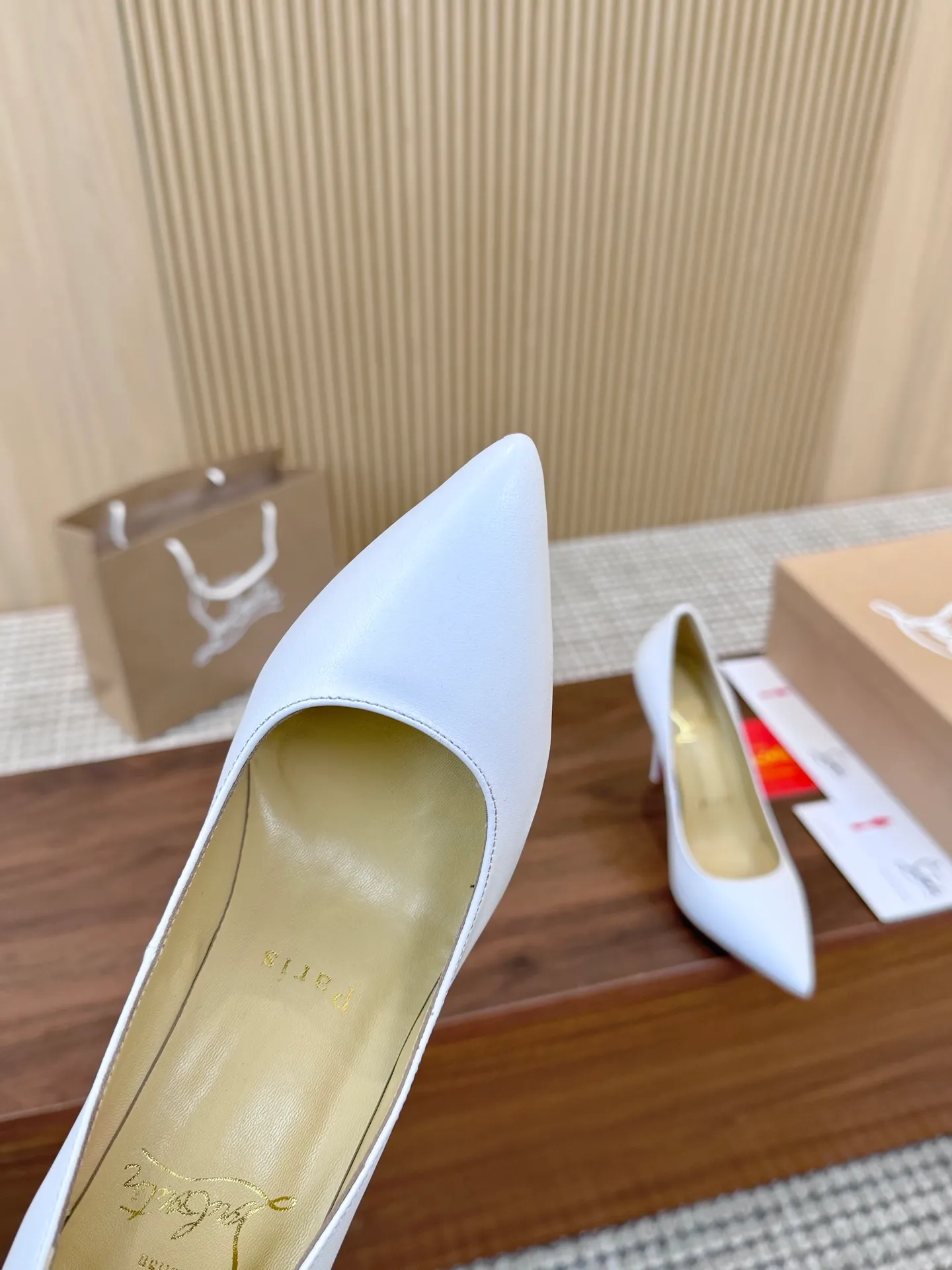 💕💕Factory direct selling price p440💕💕 Genuine leather sole +40 shipped all year round💝Christian Louboutin CL👠 "Imported cow patent leather💎Side hollow series" noble and luxurious, real blingbling👟👟 real materials, all customized by the pattern maker, and the materials are made of original customized materials to achieve the taste of the original 5 color options💍 Upper: Imported 👉cow patent leather💪 Lining: Sheepskin foot pad/lining Size: 34-40.41.42 Heel height: two options: 10.5cm and 8.5cm